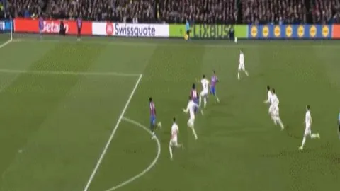 泰山后卫王彤受伤离场，救护车火速接送